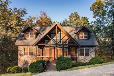 Image de Charming 6 bdrm cabin w/ en-suite baths, hot tub, fireplaces, & in/outdoor pools