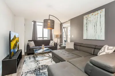 Image de Exclusive 3br+Den Condo steps from Square One Mall