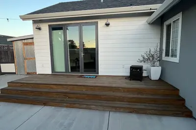 Image de Belmont Master Studio Suite centrally located in the Bay Area.