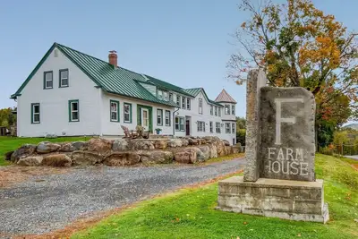 Image de The Farmhouse Mooselookmeguntic - Great spacious location with plenty of room to spread out