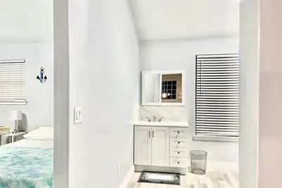 Image de Private suite close to highway 6