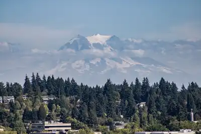 Image de Aerie View Classic character close to downtown w view of Mt Rainier & Budd inlet