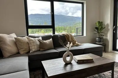 Image de Modern 2 bedroom, pet friendly. 5 minute drive to Revelstoke Mountain Resort. \n\n