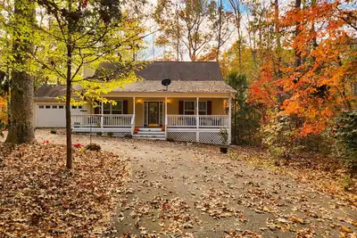 Image de Cottage on Lake Hartwell! Cozy fireplace, wooded trail to dock, & dog friendly!