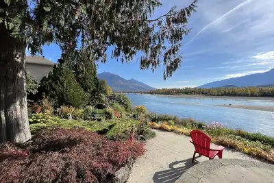 Image de Gorgeous riverfront home, great views, minutes to Mt Revelstoke and downtown.