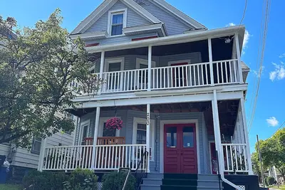 Image de Vintage Charm & Modern Comfort close to restaurants, bars, coffee shops, & parks