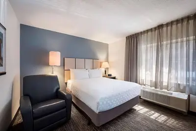 Image de Spacious & Pet-friendly Suites for Extended Stays Close to Detroit Attractions!