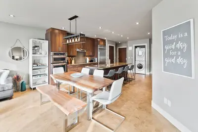 Image de Huge Lakefront condo on Mara Lake, Sicamous Bc w Boat Slip, Pool, Gym