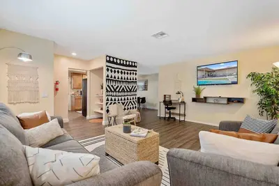 Image de 10 mins to Coachella - Pool/Spa, Billiards, Games