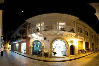 Image de Grand appartement de luxe avec balcon colonial