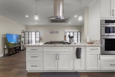 Image de Spacious Elegance in the Hills