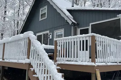 Image de Cozy Chalet Home - Beach Access Large Deck - Ski Cranmore Shop & Dine