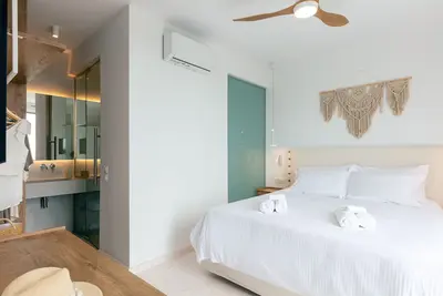 Image de Serene Oasis Retreat: Luxurious Villa, Heated Pool, Panoramic Sea Views, Garden\"