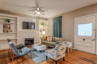 Image de The Hera! Luxury Mansion in Montrose w/ Pool 3br+2