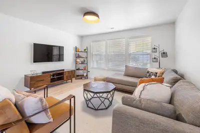 Image de 5Min>Airport-Office-1300ft²-Backyard-Remodeled-Bbq