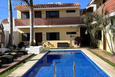 Image de Excellent location, pool, quiet, 1 block to supermarket, 2 blocks to the ocean.