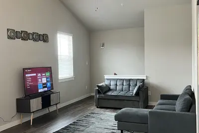 Image de Lovely 2 bedroom apartment with private bathrooms that can sleep six people