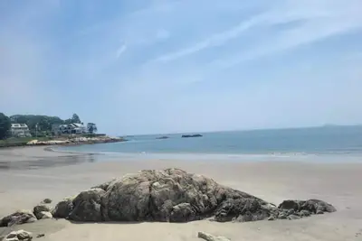 Image de Entire Lower Level of the House, Across From The Beach