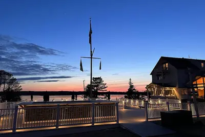 Image de Newly renovated modern guest cottage across from Spruce Point Inn Pet Friendly!