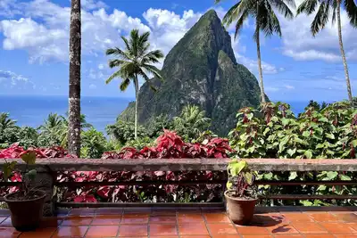 Image de Secluded villa with magnificent views of Piton and ocean. 37' saltwater pool.