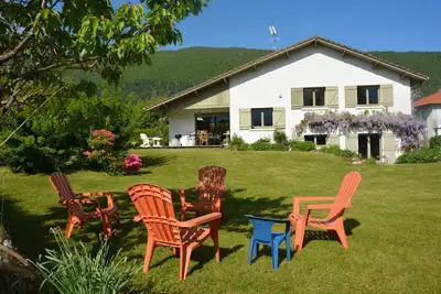 Image de Grande Maison Familiale Avec Jardin à 200m du lac et Plage