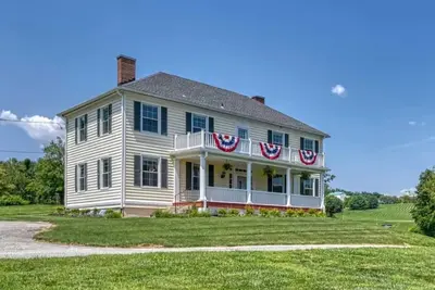 Image de Historic Farmhouse Retreat w/ flower farm & chickens in Baltimore suburbs!