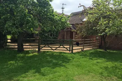 Image de Cotswolds heaven, feed the alpacas and relax in luxury cottage with hot tub