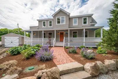 Image de Completely renovated! Charming Rockport home with views of Whale Cove.