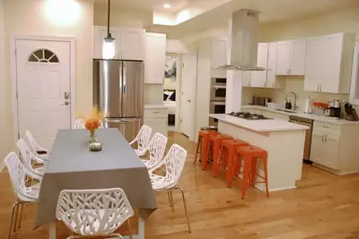 Image de Pgh Jewel - Modern All New 5b/5b, Near Downtown, Private Parking