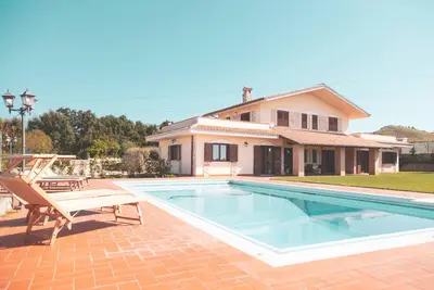 Image de Villa with swimming pool in Italian countryside