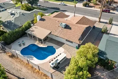 Image de Luxury Pool House mins to Asu with Bbq + Bar, 4 bedrooms, 3 bathrooms Sleeps 10