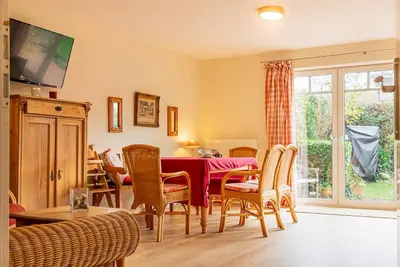 Image de 3- Raum-wohnung im Eg. Über 80 m² für bis zu 4 Personen 2x Schlafzimmer mit Doppelbetten, Großer Wohnbereich mit Sofa und Sessel, Offene Küchenzeile mit Esseplatz, Badezimmer mit Dusche und Wc, Möblierte Terrasse mit Elektrogril
