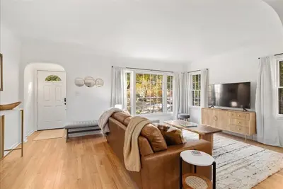 Image de Centrally located for event attending, shopping & visiting family!