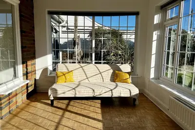 Image de Spacious 3-bedroom bungalow steps from the beach