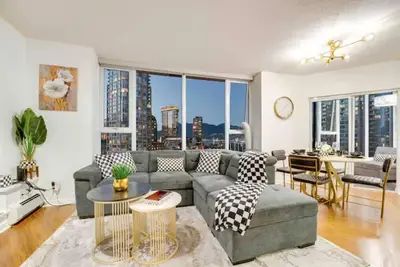 Image de 3br Urban Oasis w/ Prime Location | Stunning Views | Pool