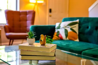 Image de Luxury Design, Friends & Family Townhome. Walkable, Central, Backyard, Sleeps 5