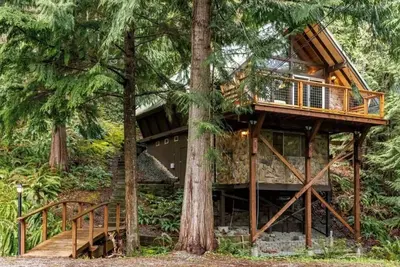 Image de Private 2br Creekside Chalet w/ Wood Stove!