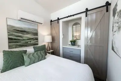 Image de Cottage on Historic Grounds: Jade