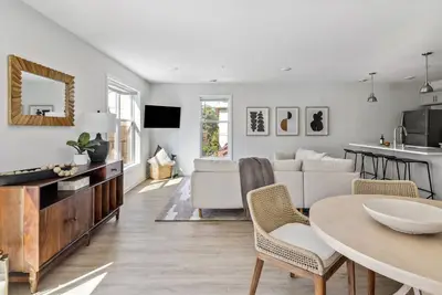 Image de New 5 Bedroom Cityscape Sanctuary + Rooftop Deck