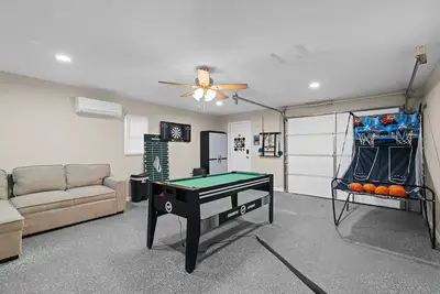 Cozy retreat w\/detached game room. Near shopping, museums, and Buckroe Beach