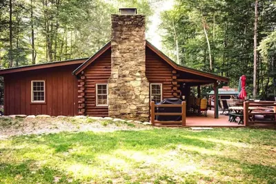 Cozy cabin hideaway bordering mountain creek. \n