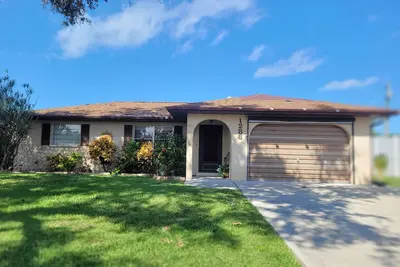 Image de Perfect 2 bedroom house with beautiful in ground pool! Short drive to beaches!