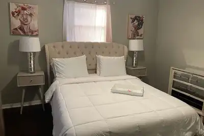 Image de Charming Two-Bedroom Retreat: Your Ideal Urban Oasis Awaits!