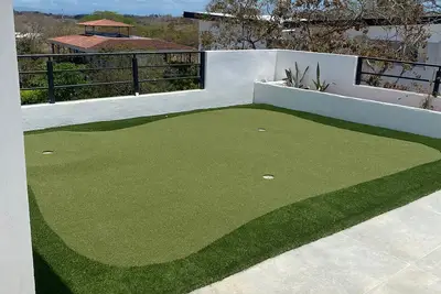 Oceanview, Minigolf, Pool, 2br & Office. 5 min to Coco Beach