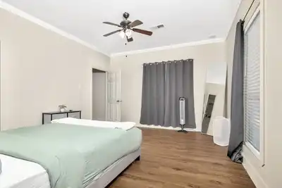 Image de King Bed 2 Br Big Home & Garage - Green & Black