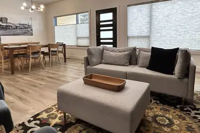 Image de Markham 40 - Modern Comfort in the Heart of Cody - Sleeps 10