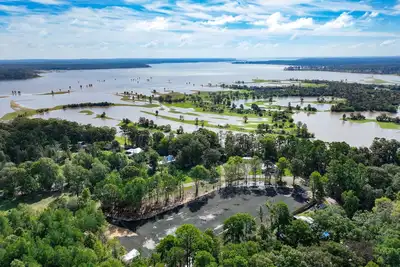 Image de Cabin big enough for Bigfoot!