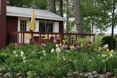 Image de Colorful, Cozy Cottage on Pearl Lake