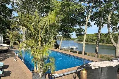 Image de Inn The Vineyard: Secluded Waterfront Family Vacation Home in Mattituck
