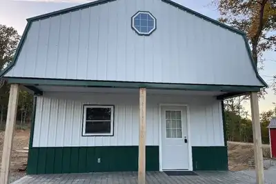 Image de White cabin in the woods close to Univ. of Central Missouri and Whiteman Af Base